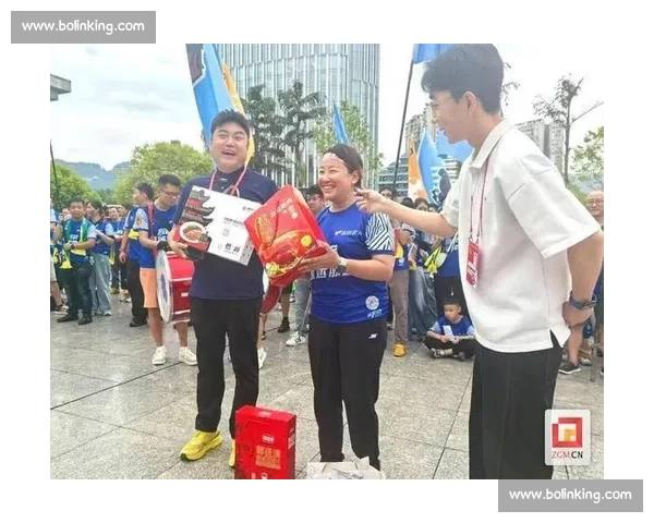 川超自贡主场：一半赛场燃，一半看台暖